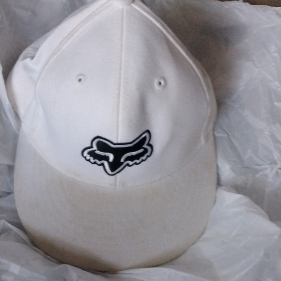 FOX Hat size 6 7/8-7 1/4$28 +free scarf . Hat is practically new - Picture 1 of 8